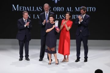 “Felipe, tengo unos chistes de infanta”: la broma de Eva Hache al Rey tras recibir la Medalla de Bellas Artes y el homenaje a Robe