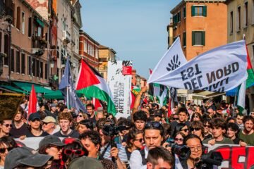 La mitad de los artistas de la Bienal de Venecia renuncian a optar a los premios creados tras la dimisión del jurado