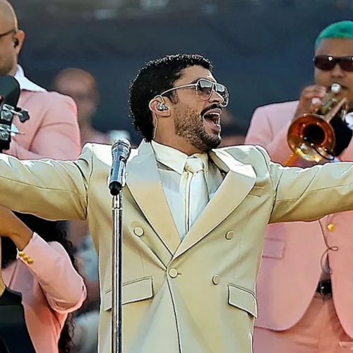 Bad Bunny convierte a su público en compañeros de fiesta puertorriqueña en Barcelona