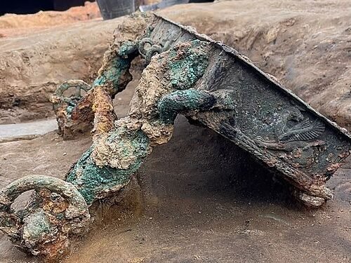 El nuevo tesoro tartésico del Turuñuelo: un carro de bronce que confirma el comercio de lujo con el Mediterráneo