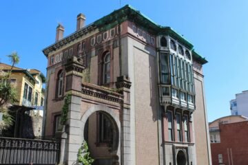 El ‘kolor’ contra el olvido: Okuda rescata del abandono el palacio neomudéjar de Cortiguera, en Santander