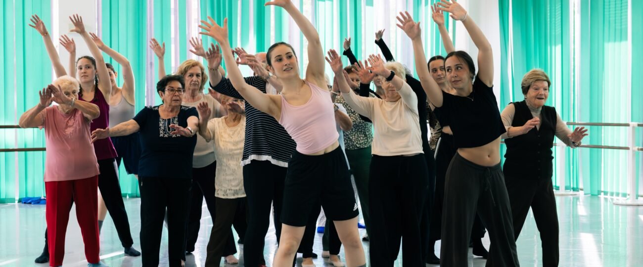 El poder transformador de la danza en la tercera edad: cómo una escuela se ha convertido en refugio contra la soledad o la brecha digital