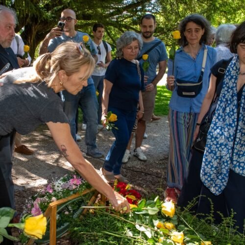 Cuarenta flores amarillas por la muerte de Borges