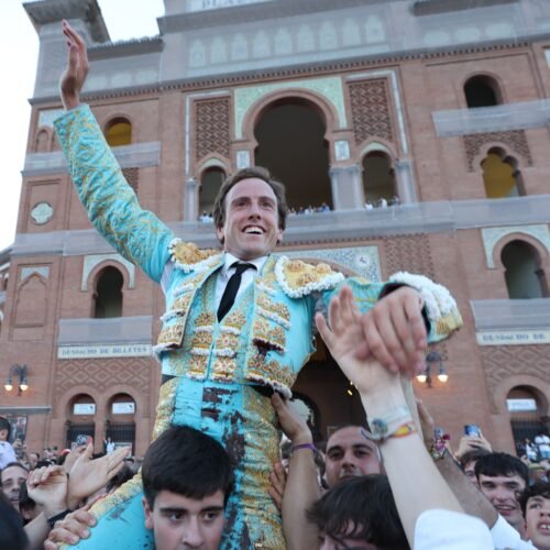 Román, vibrante Puerta Grande con un victorino de bandera