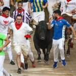 Sexto encierro de San Fermín:  La Palmosilla vuela entre la muchedumbre