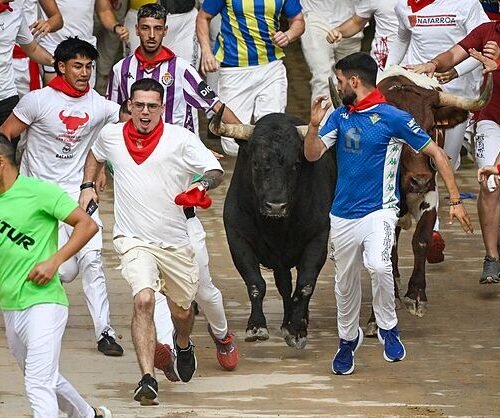 Sexto encierro de San Fermín:  La Palmosilla vuela entre la muchedumbre