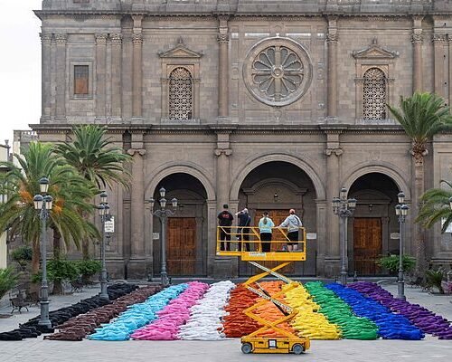 Tunick rinde homenaje a la comunidad LGTBIQ+ a través de 500 cuerpos desnudos y pintados con los colores del arcoíris en Gran Canaria