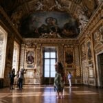 La galería Apolo del Museo del Louvre reabre nueve meses después del espectacular robo de las joyas de la Corona