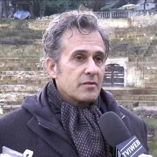 La increíble historia del hombre que construyó un falso teatro romano en Italia y vendió entradas por visitarlo