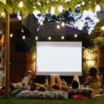Cómo montar un cine de verano en casa: todo lo que necesitas para ver películas al aire libre