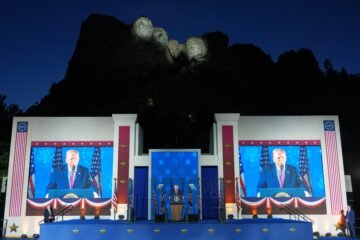 Trump conmemora el 250º aniversario de Estados Unidos en el monte Rushmore, donde aspira a ver su rostro