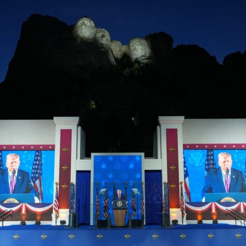 Trump conmemora el 250 aniversario de Estados Unidos en el monte Rushmore, donde aspira a ver su rostro