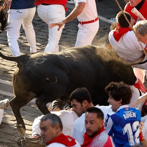 Tres corneados y siete contusionados en el vertiginoso y peligroso octavo y último encierro de los toros de Jandilla