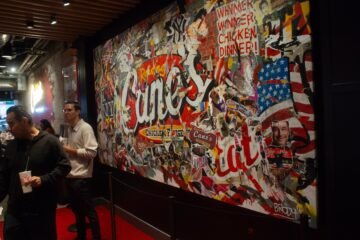 Los críticos se ríen de la obra artística de Adrien Brody: perros con bandana, pollo frito y un mural a lo Warhol