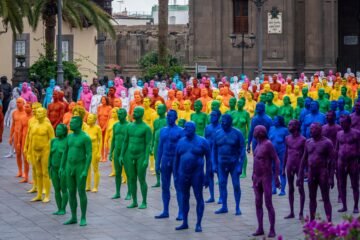 Desnudos frente a la catedral: Spencer Tunick reivindica la inclusión LGTBIQ+ en una acción en Las Palmas