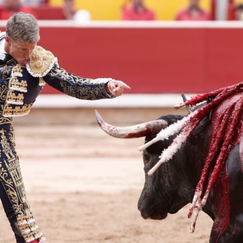 Siguen las orejas baratas, ahora de una voluminosa y muy manejable corrida de Miura
