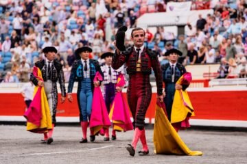 Ni toreo ni bravura en una tarde de injustificada exaltación torista en Bilbao
