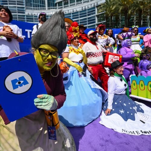 Cuando 100.000 adultos se visten como princesas Disney: la D23 riega de millones al sur de California