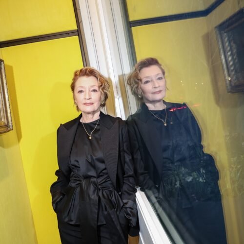 Lesley Manville: “No tengo rellenos ni cirugías estéticas. Esta es la cara que tengo a mi edad. Y soy modelo de Loewe”