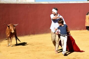Manuel Escribano se recupera en el campo… bien acompañado