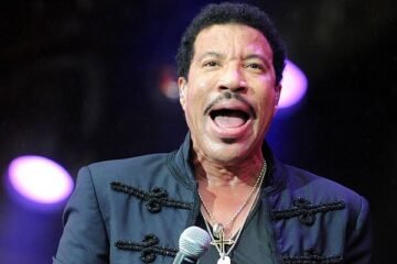 Lionel Richie ingresa en cuidados intensivos para someterse a pruebas tras tener dificultades para mantenerse de  pie en un concierto