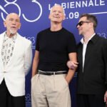 ‘Wild Horse Nine’: Venecia se rinde a la lírica derrotada de Martin McDonagh con un John Malkovich descomunal como asesino de la CIA (*****)