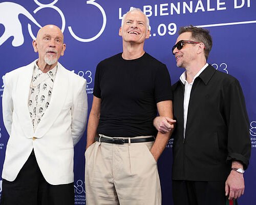 ‘Wild Horse Nine’: Venecia se rinde a la lírica derrotada de Martin McDonagh con un John Malkovich descomunal como asesino de la CIA (*****)