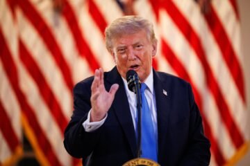 Trump propone vestir a la Fuerza Espacial de Estados Unidos con un uniforme inspirado en una película de estética nazi