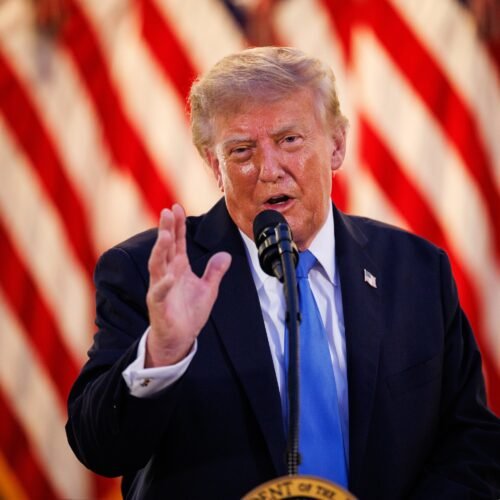 Trump propone vestir a la Fuerza Espacial de Estados Unidos con un uniforme inspirado en una película de estética nazi