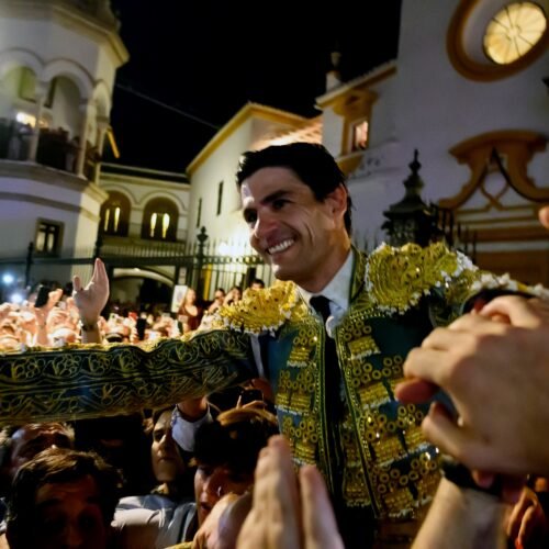 Pablo Aguado enamoró a Sevilla y salió (sin mérito) por la Puerta del Príncipe