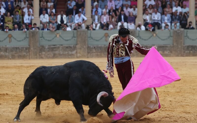 Ronda se reencontró con una corrida Goyesca vacía de contenido