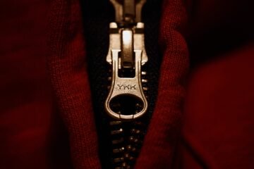¿Por qué todas las cremalleras llevan las letras YKK grabadas?