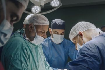 ‘American Doctor’: los médicos estadounidenses que intentan salvar vidas en Gaza mientras Israel bombardea hospitales