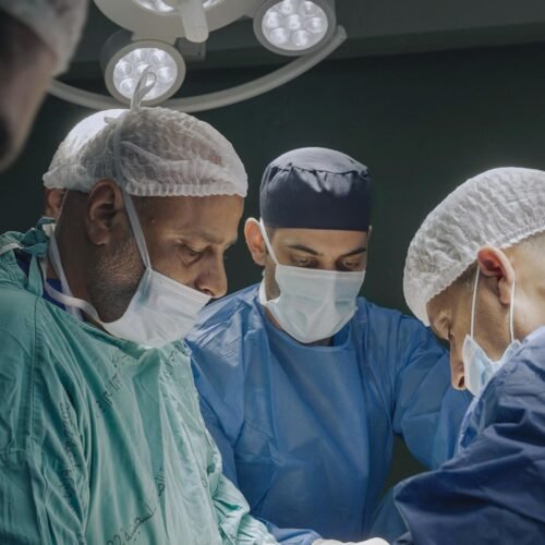 ‘American Doctor’: los médicos estadounidenses que intentan salvar vidas en Gaza mientras Israel bombardea hospitales