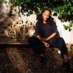 Zadie Smith: “Discutimos si la IA es capaz de escribir poemas mientras sus creadores nos advierten de nuestra extinción como especie”