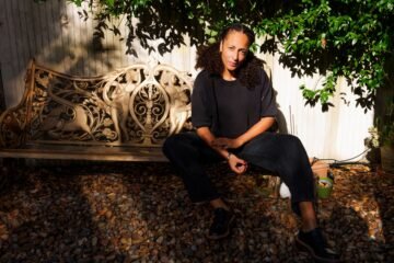 Zadie Smith: “Discutimos si la IA es capaz de escribir poemas mientras sus creadores nos advierten de nuestra extinción como especie”