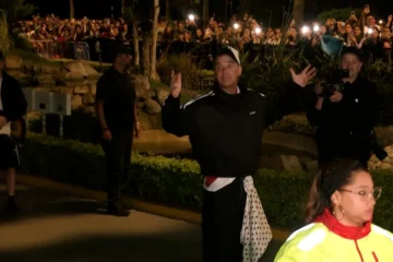 Robbie Williams baja de su hotel y hace un show en plena calle tras la cancelación de su concierto en Perú