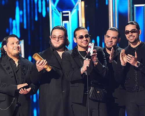 Fuerza Regida, Bad Bunny, Karol G, Peso Pluma y Romeo Santos lideran los Billboard Latinos