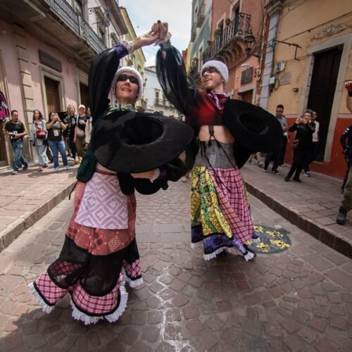El Cervantino se entrega a la diversidad cultural con las calles de Guanajuato a medio gas