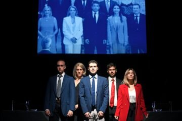 Mazón se sienta en el banquillo, pero en una obra de teatro documental y satírica sobre la gestión de la dana
